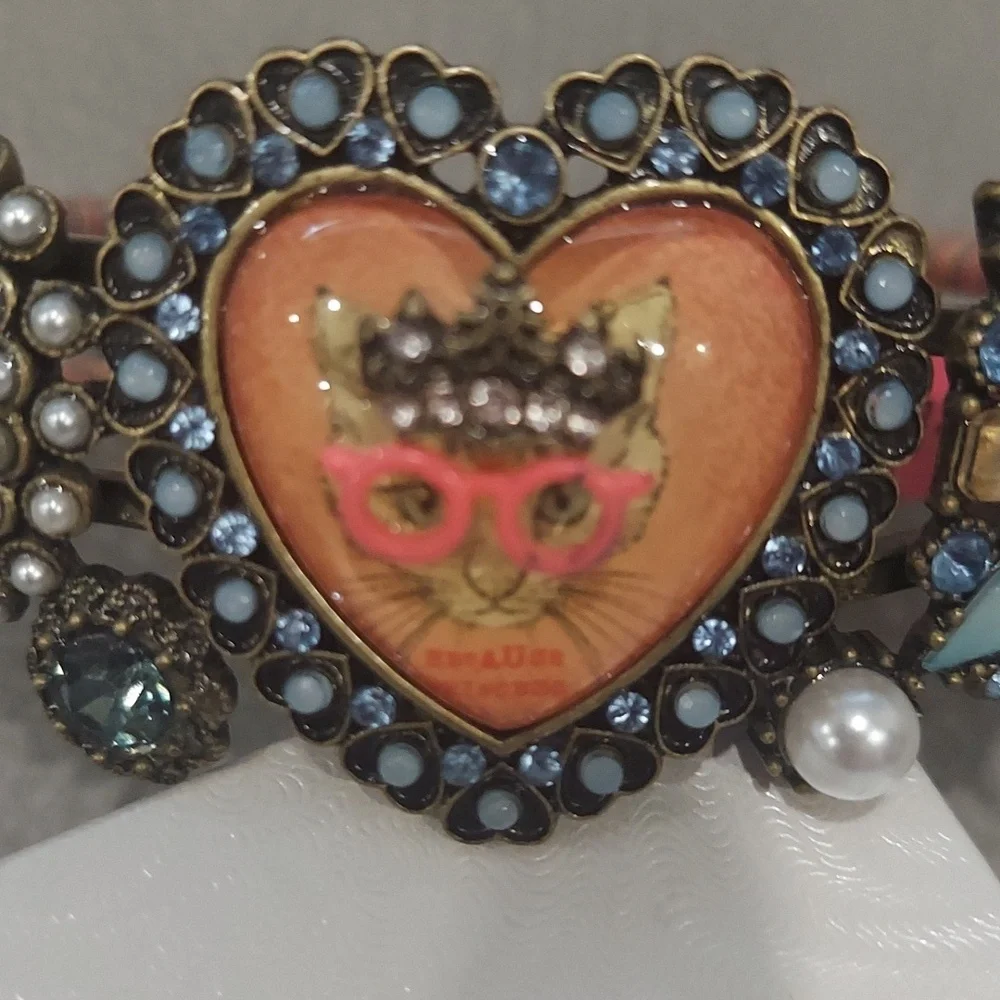 Betsey Johnson PRINCESS KITTY HINGED BRACELET - Picture 11 of 11